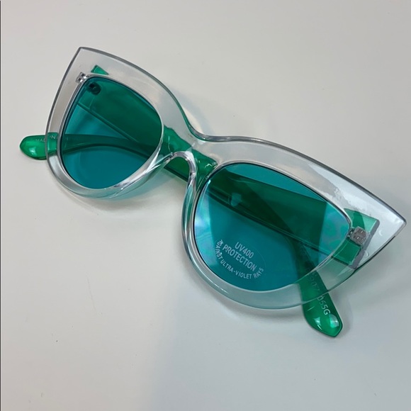 🔥3/10🔥Cat Eye Clear Frame/Green Lens Sunglasses - Picture 3 of 3